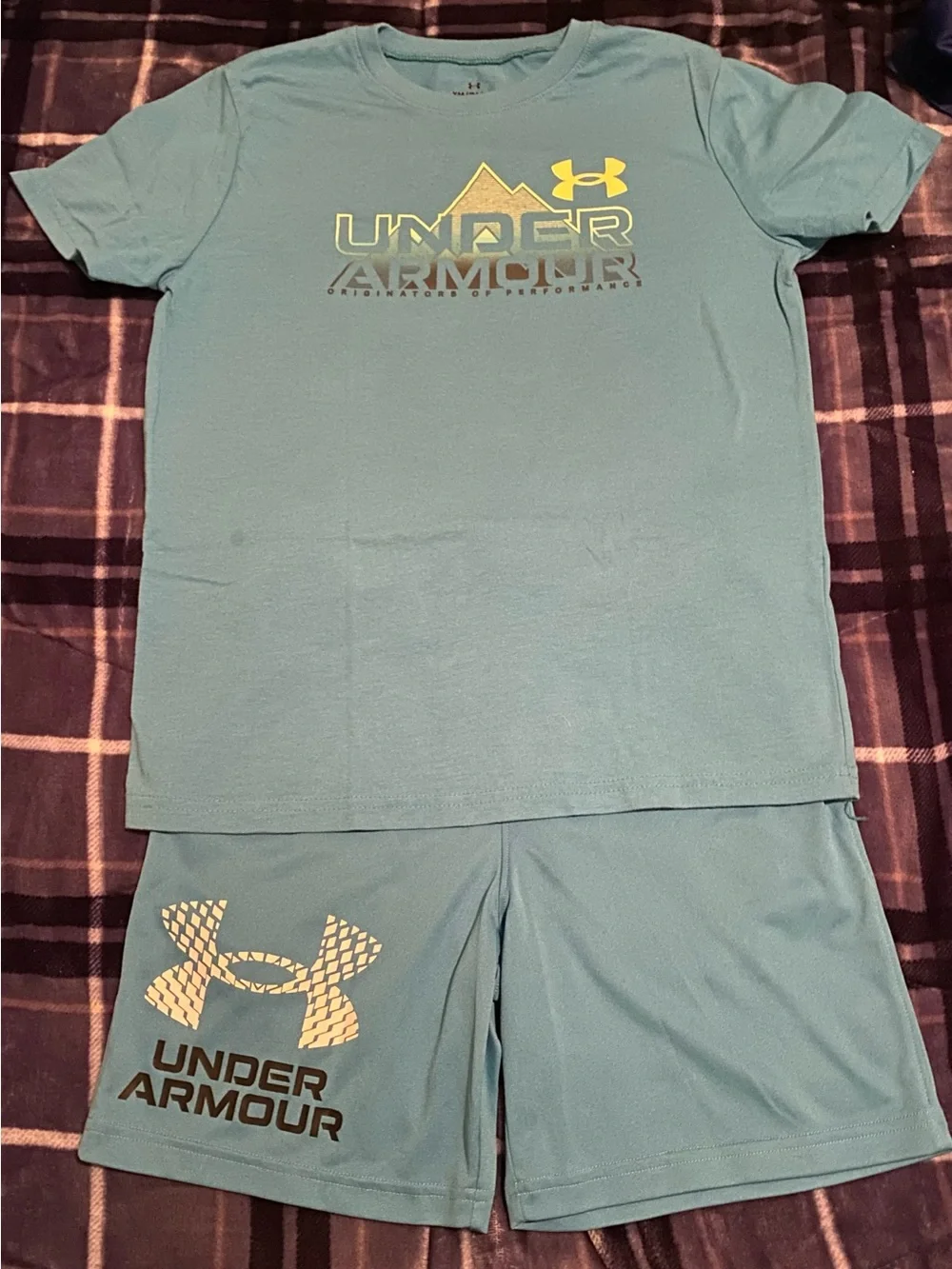 Under armour lot of 5 youth boys outfits